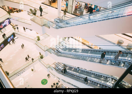 Tiflis, Georgien - 22. November 2018: Leute, Tiflis Galleria Shopping Mall. Stockfoto