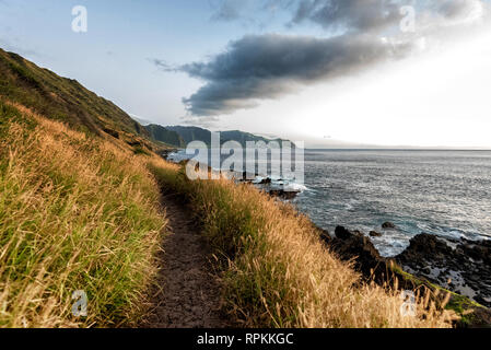 Nachmittagsszene nähert sich dem goldenen Sonnenuntergang von Kaena Point in Makaha auf der Insel Oahu, Hawaii. Stockfoto