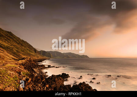 Nachmittagsszene nähert sich dem goldenen Sonnenuntergang von Kaena Point in Makaha auf der Insel Oahu, Hawaii. Stockfoto