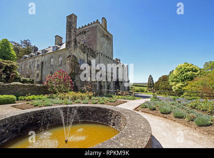 Elisabethanischen Gärten in Buckland Abbey Devon einst Sir Francis Drake. Äußere Aufnahme mit kleinen Brunnen Wasser in den Vordergrund. Stockfoto