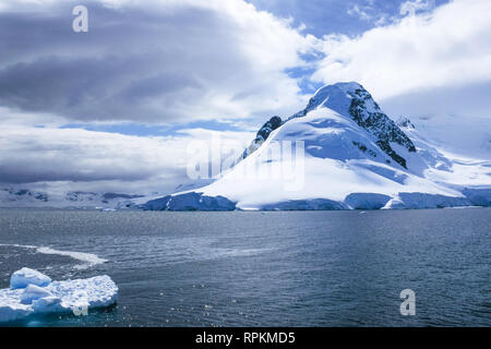 Szene von Eisbergen, Pinguinen, Robben, Schnee und Eis in der Antarktis, dem südlichsten Kontinent der Welt Stockfoto