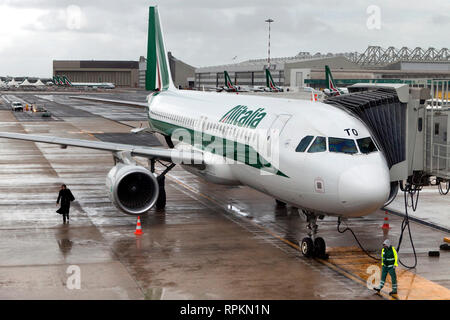 Ein Alitalia Flugzeug ist vorbereitet und für den Abflug am Flughafen Fiumicino getankt Stockfoto