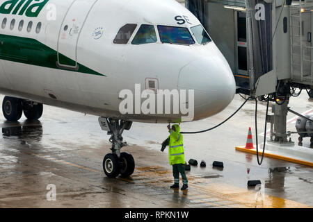 Ein Alitalia Flugzeug ist vorbereitet und für den Abflug am Flughafen Fiumicino getankt Stockfoto