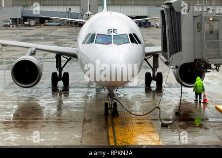 Ein Alitalia Flugzeug ist vorbereitet und für den Abflug am Flughafen Fiumicino getankt Stockfoto