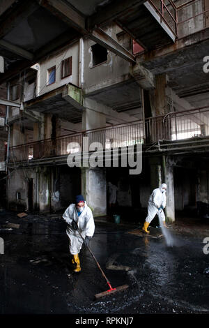 Eine Reinigung Mannschaft in einem der Gebäude, die vele di Scampia im Norden von Neapel in der Camorra Gebiet bekannt. Stockfoto