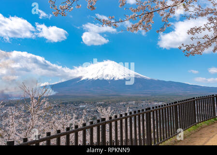 Mount Fuji (Mt. Fuji) mit blauem Himmel Hintergrund in Sakura Kirschblüte. Arakurayama Sengen Park, Fujiyoshida, Yamanashi, Japan Stockfoto