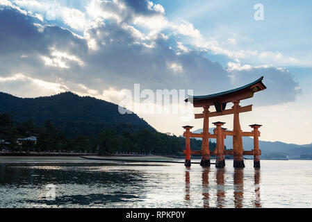 Die berühmten torii Riese Torii-Tor beim Itsukushima in Miyajima Bereich von Hiroshima, Japan Stockfoto