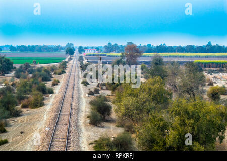 Eisenbahn Bahnstrecke in Pakistan auf dem Land von der Eisenbahn Brücke gesehen. Stockfoto