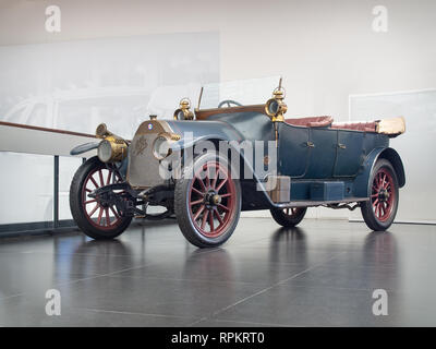 ARESE, ITALIEN - Februar 13, 2019: 1910 A.L.F.A. 24 HP in das Alfa Romeo Museum (Museo Storico Alfa Romeo) Stockfoto