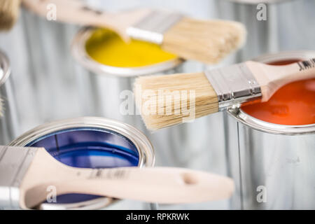 Close-up Pinsel liegen auf bunten Sprühdosen. Stockfoto