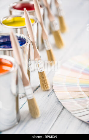 Paint Cans Pinsel und Farbpalette auf Tisch. Stockfoto