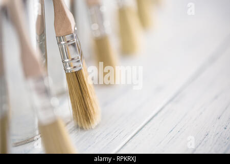 Close-up pure ungenutzte Bürsten mit Sprühdosen. Stockfoto