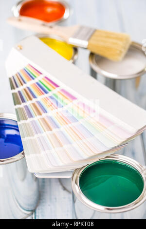 Paint Cans Pinsel und Farbpalette auf Tisch. Stockfoto