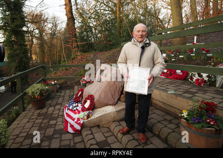 Tony Foulds, 82, wartet im Park Endcliffe, Sheffield, um zu sehen, seinen Lebenstraum heute, wenn Kampfflugzeuge aus Großbritannien und den Vereinigten Staaten ein Flypast über die Gedenkstätte das 75-jährige Jubiläum eines Absturzes, die das Leben von 10 amerikanische Flieger geltend zu grüßen erfüllt. Stockfoto