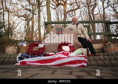 Tony Foulds, 82, wartet im Park Endcliffe, Sheffield, um zu sehen, seinen Lebenstraum heute, wenn Kampfflugzeuge aus Großbritannien und den Vereinigten Staaten ein Flypast über die Gedenkstätte das 75-jährige Jubiläum eines Absturzes, die das Leben von 10 amerikanische Flieger geltend zu grüßen erfüllt. Stockfoto