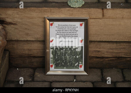 Eine Mannschaft noch auf der Memorial Park Endcliffe, Sheffield, wo Tony Foulds, 82, wird seine lebenslangen Traum heute erfüllt, wenn Kampfflugzeuge aus Großbritannien und den Vereinigten Staaten ein Flypast das 75-jährige Jubiläum eines Absturzes, die das Leben von 10 amerikanische Flieger geltend zu begrüssen. Stockfoto