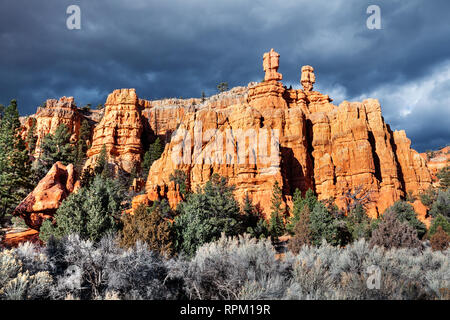 Landschaft von farbigen Sandstein Felsformationen in der Nähe von Red Canyon, Hoodoo Rocks in Utah, USA Stockfoto