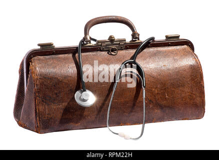Alte Vintage Leder ärzte Tasche mit Stethoskop über der Seite baumelt über Weiß in der Gesundheitsversorgung mit Arzneimitteln und medizinischen Konzept Stockfoto