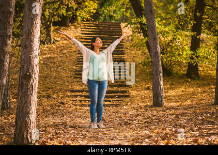 Gerne schwangere Frau ist Relaxen im Park. Stockfoto