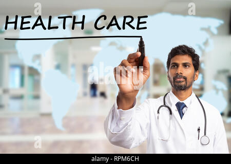 Indische medic Mann Zeichnung mit schwarzem Marker line unter health care Text auf transparenten Display mit blauer Karte Welt als Hintergrund Stockfoto