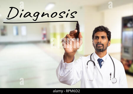 Indische Arzt oder Arzt Mann unterstreicht mit schwarzem Marker Diagnose Wort auf transparente Darstellung Stockfoto