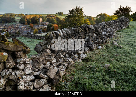 Hartington Dorf in Dawn Licht, Nationalpark Peak District, Derbyshire Stockfoto