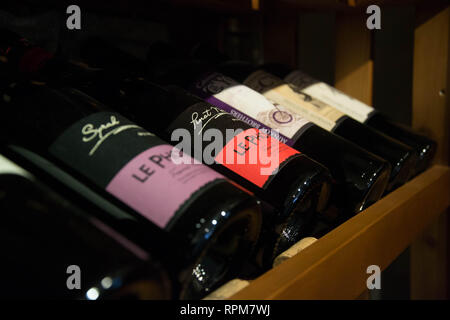 Flaschen Wein im Keller, Restaurant, Elite Getränke in den Regalen mit schriftlicher Namen Stockfoto