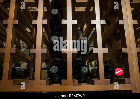 Flaschen Wein im Keller, Restaurant, Elite Getränke in den Regalen mit schriftlicher Namen Stockfoto