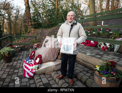 Tony Foulds, 82, wartet im Park Endcliffe, Sheffield, um zu sehen, seinen Lebenstraum heute, wenn Kampfflugzeuge aus Großbritannien und den Vereinigten Staaten ein Flypast über die Gedenkstätte das 75-jährige Jubiläum eines Absturzes, die das Leben von 10 amerikanische Flieger geltend zu grüßen erfüllt. Stockfoto