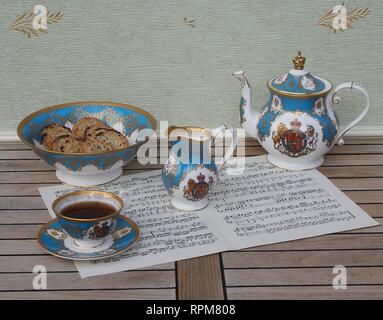 Englisch Teetasse mit Untertasse, Teekanne, creme Kanne und einem Kuchen Schüssel mit Cookies, Fine Bone China Porzellan, auf einem Blatt von Musik Stockfoto