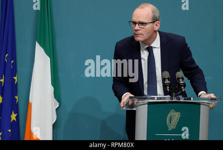 Stellvertretende Premierministerin Simon Coveney bei einer Pressekonferenz für einen auf die Veröffentlichung der Rückzug des Vereinigten Königreichs aus der Europäischen Union (Bestimmungen) Bill 2019 auf Regierungsgebäude in Dublin zu aktualisieren. Stockfoto