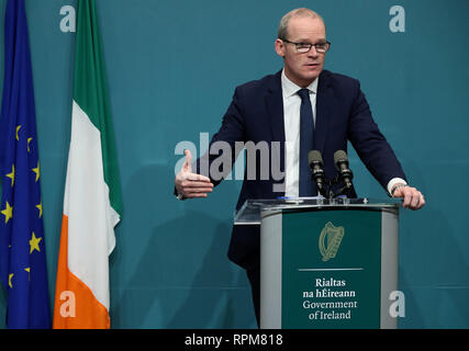 Stellvertretende Premierministerin Simon Coveney bei einer Pressekonferenz für einen auf die Veröffentlichung der Rückzug des Vereinigten Königreichs aus der Europäischen Union (Bestimmungen) Bill 2019 auf Regierungsgebäude in Dublin zu aktualisieren. Stockfoto