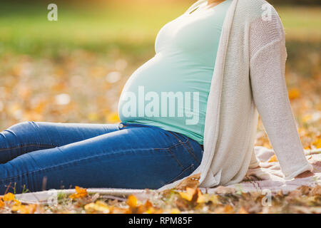 In der Nähe der schwangeren Frau Bauch. Stockfoto