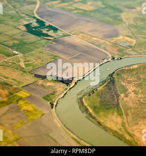 Luftaufnahme eines Flusses durch Ackerland Stockfoto