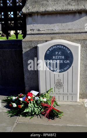 London, England, UK. Denkmal für PC Keith Palmer GM (George Medaille) auf dem Grundstück der Häuser des Parlaments am 22. März 2017 ermordet. Unveilled von t Stockfoto