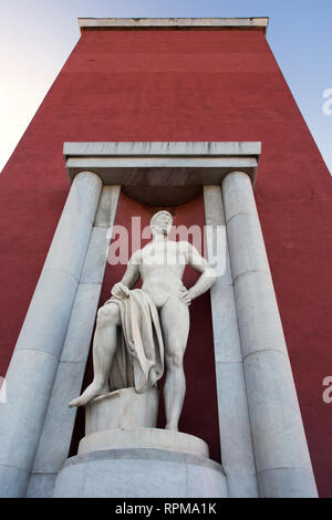 Rom - Marmor statue am Eingang des Foro Italico. Die Sportanlage ehemals Foro Mussolini bekannt war in der faschistischen Epoche gebaut. Stockfoto