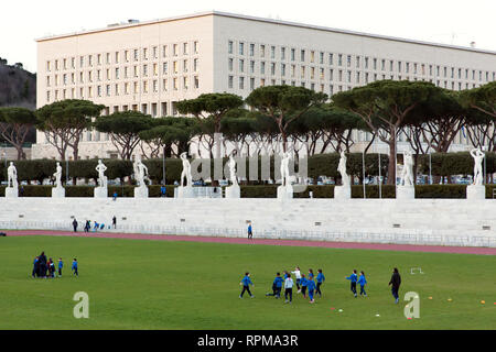 Rom - Italienisch Kinder in einem Sport Klasse im Stadio dei Marmi im Foro Italico. Stockfoto