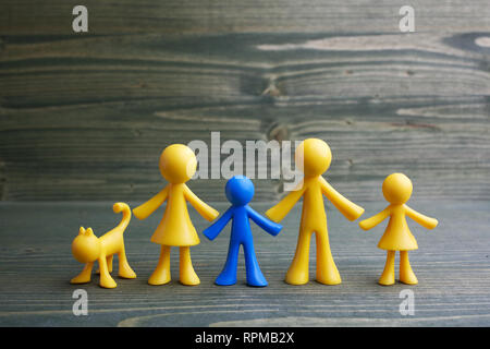 Doll Familie Design mit einem anderen Kind auf Holz- Hintergrund. Autismus Symbol Stockfoto