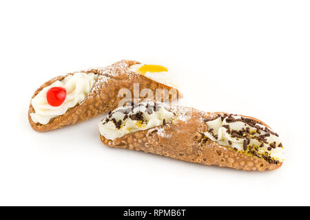 Sizilianische cannoli mit Schokolade, Chips und kandierten Früchten, auf weißem Hintergrund. Stockfoto