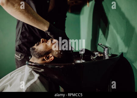 Friseur waschen Kundenhaar im Friseurladen Stockfoto