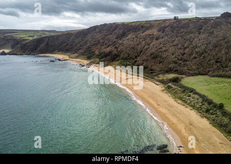 Dies ist eine Luftaufnahme des Kinnageo Strand auf der Halbinsel Inishowen in Donegal Irland. Es zeigt das Kristallklare türkise Wasser der Atlan Stockfoto