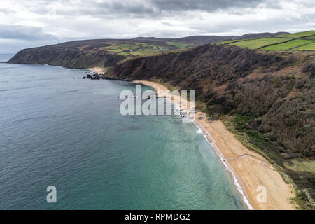 Dies ist eine Luftaufnahme des Kinnageo Strand auf der Halbinsel Inishowen in Donegal Irland. Es zeigt das Kristallklare türkise Wasser der Atlan Stockfoto