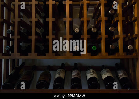 Flaschen Wein im Keller, Restaurant, Elite Getränke in den Regalen mit schriftlicher Namen Stockfoto