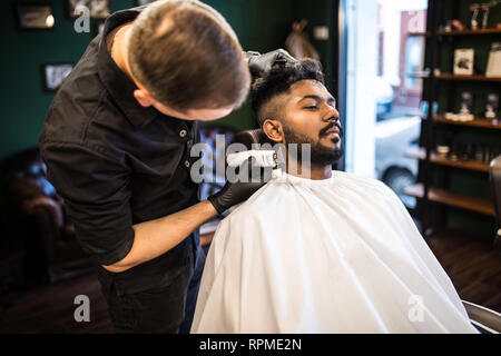 Nahaufnahme von Friseur trimmen senior Client Haar Stockfoto