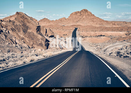 Nevada Wüste Straße, Farbe getonte Travel Concept Bild, USA. Stockfoto