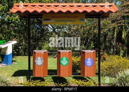 Naranjo, Costa Rica - 20. Januar 2019: Abfall Recycling Container zur Trennung von Müll: Papier, Metall, Glas, Kunststoff in einem Garten. Stockfoto