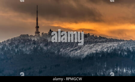 Ein brennender Himmel über den Bergen Stockfoto