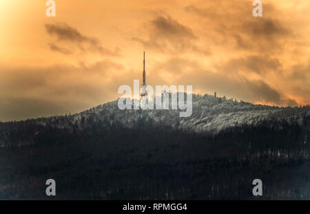 Ein brennender Himmel über den Bergen Stockfoto