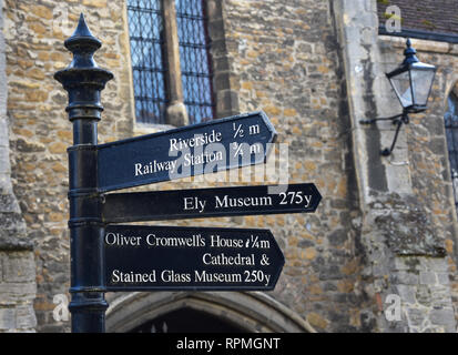 Zeichen in Ely, Cambridgeshire, zahlreichen Sehenswürdigkeiten, darunter die Kathedrale, Oliver Cromwells Haus und der Glasmalerei Museum Stockfoto