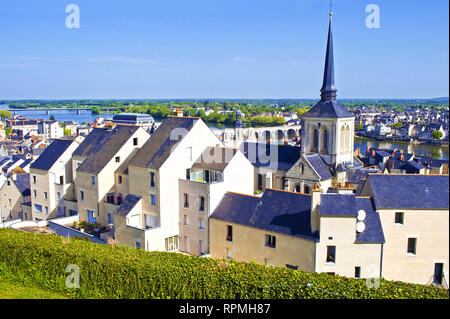 Atemberaubende Aussicht auf tolle kleine Stadt Saumur, Frankreich. Viele weiße und graue Häuser in der Nähe der Loire, bogenförmige Brücke, viele grüne Bäume und Dächer Stockfoto